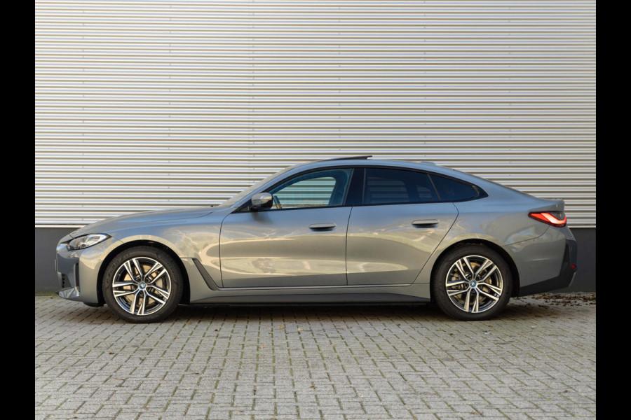 BMW i4 eDrive40 - Dak - Camera - Stoel + Stuurwiel Verwarmd - Leder Interieur