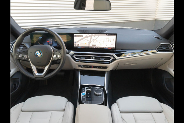 BMW i4 eDrive40 - Dak - Camera - Stoel + Stuurwiel Verwarmd - Leder Interieur