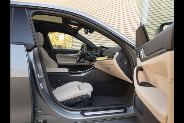 BMW i4 eDrive40 - Dak - Camera - Stoel + Stuurwiel Verwarmd - Leder Interieur