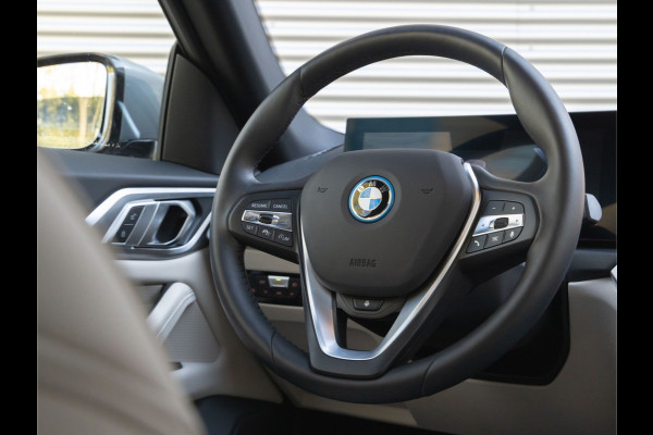 BMW i4 eDrive40 - Dak - Camera - Stoel + Stuurwiel Verwarmd - Leder Interieur