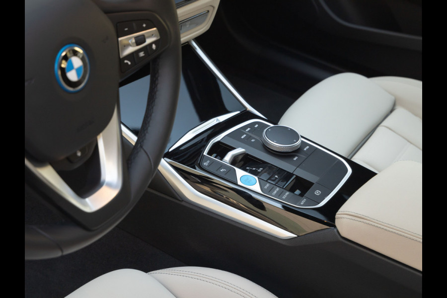 BMW i4 eDrive40 - Dak - Camera - Stoel + Stuurwiel Verwarmd - Leder Interieur