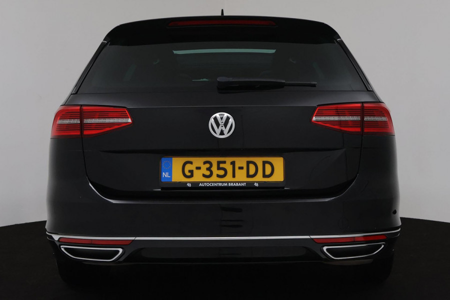 Volkswagen Passat Variant 1.5 TSI Highline Business R Automaat (PANORAMADAK, TREKHAAK, VIRTUAL, PDC, ADAPTIVE, NL-AUTO, GOED ONDH)