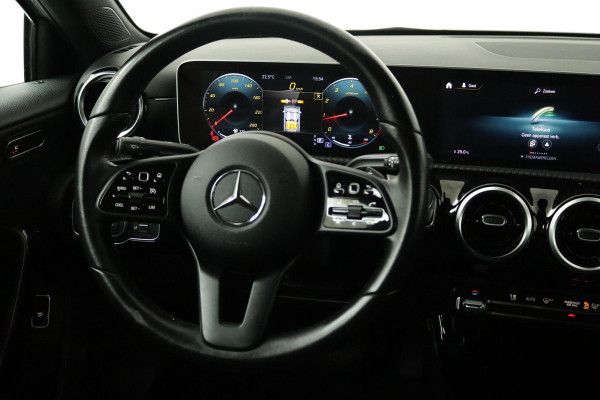 Mercedes-Benz A-Klasse 180 Business Solution (NAVIGATIE, CAMERA, STOELVERWARMING, CRUISE, PDC, NL-AUTO, GOED ONDERHOUDEN)