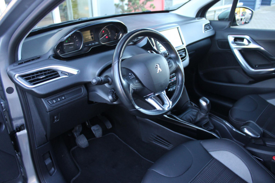 Peugeot 2008 1.2 110PK ALLURE | NAVIGATIE 10" TOUCHSCREEN | TREKHAAK | CLIMATE CONTROL | CRUISE CONTROL | LICHTMETALEN VELGEN | PARKEER SENSOREN | ALL SEASON BANDEN | REGEN/LICHT SENSOR |