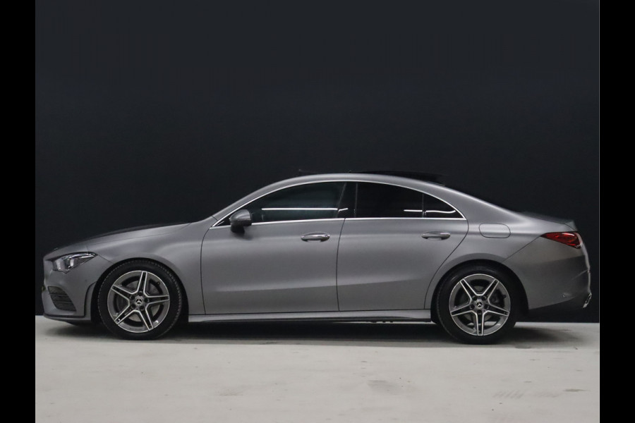 Mercedes-Benz CLA-Klasse 200 AMG Sport 164 PK! [SCHUIFDAK, SFEERVERLICHTING, CAMERA, LAK MOJAVESILVER, GROOT NAVI, SPORTSTOELEN, PDC, CRUISE CONTROL, AIRCO, NIEUWSTAAT]