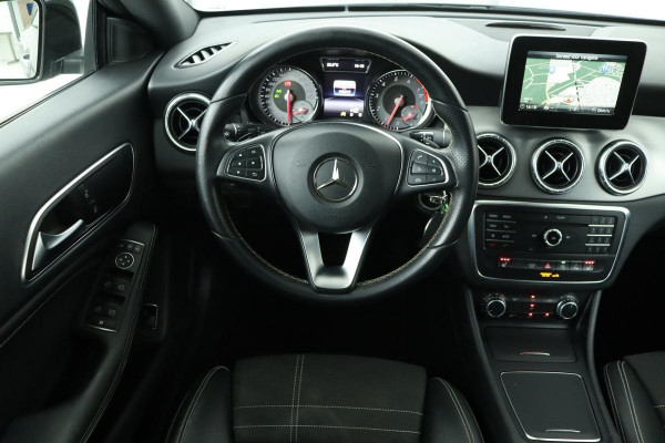 Mercedes-Benz CLA-Klasse 180 Urban Night | Stoelverwarming | Xenon | Park Assist | Half leder | Navigatie | Bluetooth | Airco | Cruise control