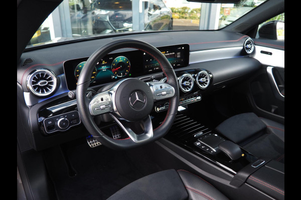 Mercedes-Benz CLA-Klasse 200 Business AMG / Ambiente / Pano / Keyless / Camera / dodehoek