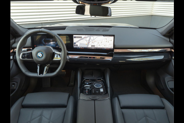 BMW i5 Touring eDrive40 M-Sport - Trekhaak - Driving Ass Prof - Harman-Kardon - Stoelventilatie