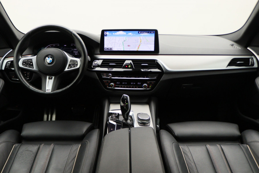 BMW 5 Serie Touring 520i Business Edition Plus M Sportpakket, Leer, BMW Laser, Apple Carplay, ACC, Trekhaak, 19''