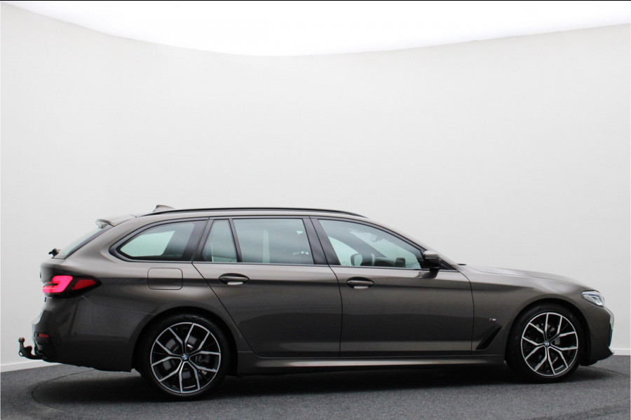 BMW 5 Serie Touring 520i Business Edition Plus M Sportpakket, Leer, BMW Laser, Apple Carplay, ACC, Trekhaak, 19''