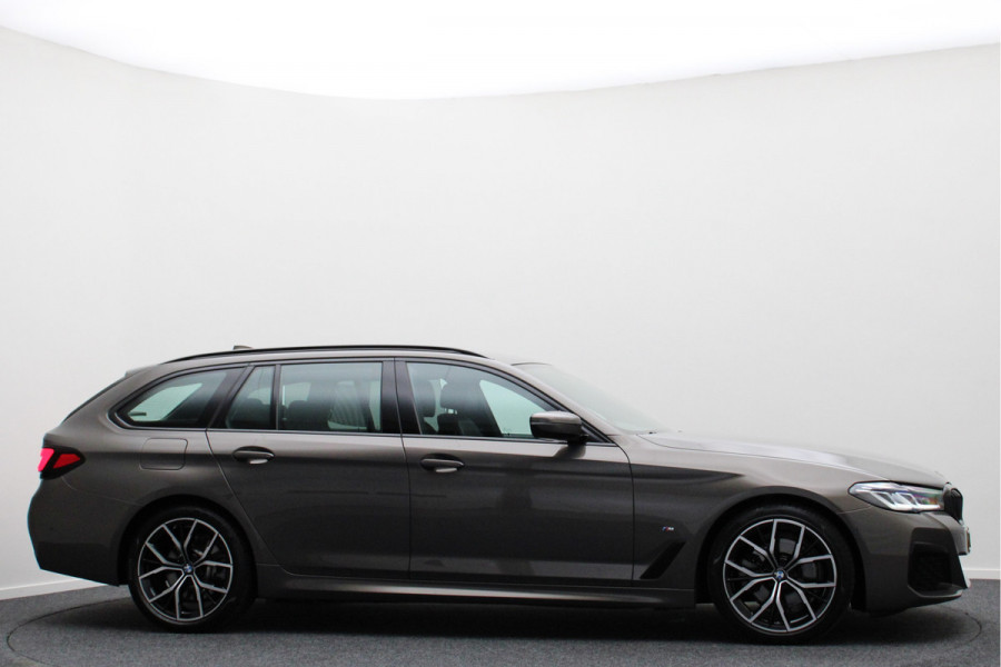 BMW 5 Serie Touring 520i Business Edition Plus M Sportpakket, Leer, BMW Laser, Apple Carplay, ACC, Trekhaak, 19''