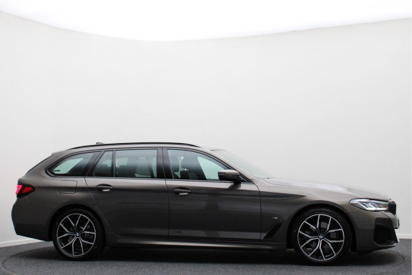 BMW 5 Serie Touring 520i Business Edition Plus M Sportpakket, Leer, BMW Laser, Apple Carplay, ACC, Trekhaak, 19''