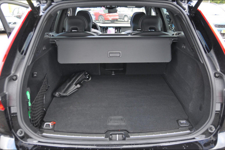 Volvo XC60 T6 350PK Automaat AWD Plus Black Edition / Elektrisch bedienbare voorstoelen met geheugen / Stoelverwarming voor en achter / Panoramadak / Pilot assist / Adaptive cruise control / Elektrische achterklep / Keyles entry