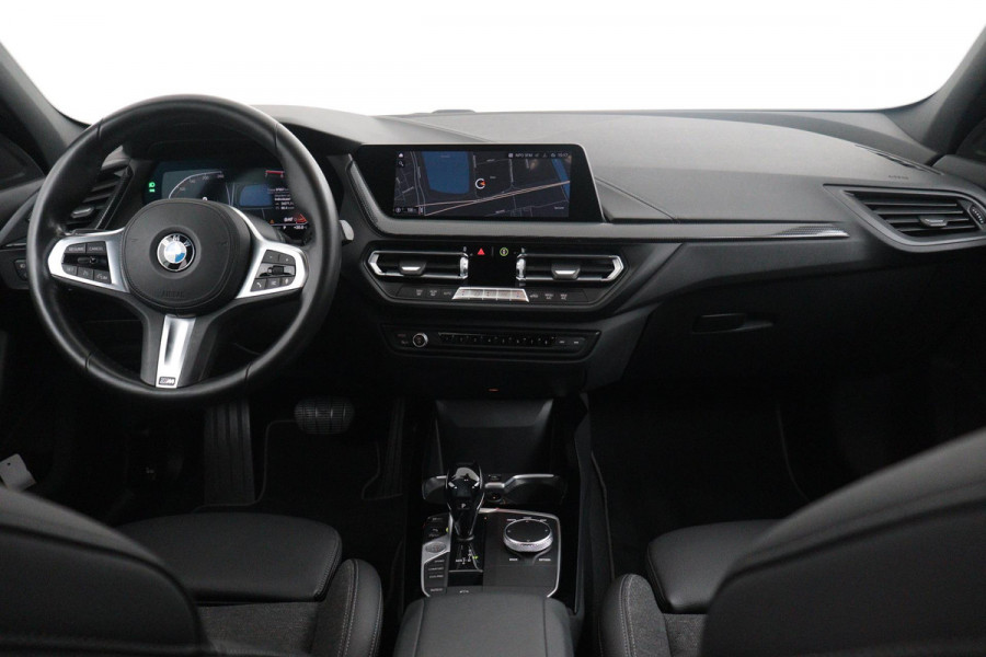 BMW 1-serie 118i Executive Edition Automaat (NAVIGATIE, CARPLAY, PARKEERSENSOREN, LED, 1e EIGENAAR, DEALER ONDERHOUDEN)