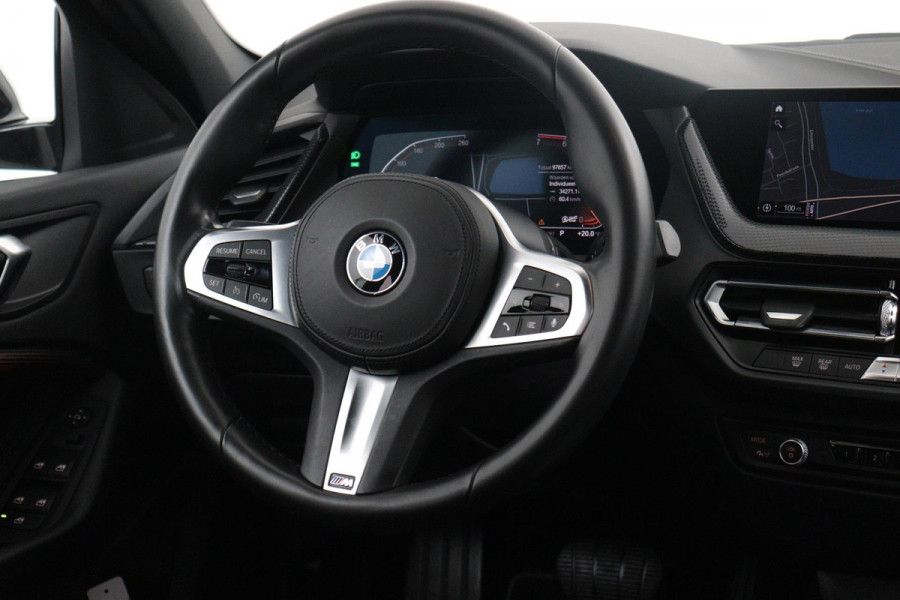 BMW 1-serie 118i Executive Edition Automaat (NAVIGATIE, CARPLAY, PARKEERSENSOREN, LED, 1e EIGENAAR, DEALER ONDERHOUDEN)