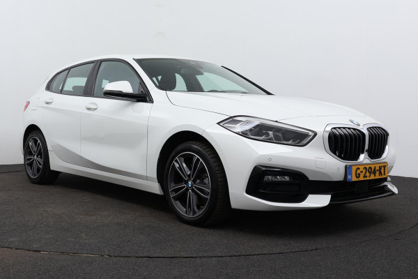 BMW 1-serie 118i Executive Edition Automaat (NAVIGATIE, CARPLAY, PARKEERSENSOREN, LED, 1e EIGENAAR, DEALER ONDERHOUDEN)