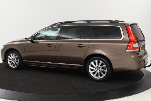 Volvo V70 2.0 T4 | Climate | Cruise | Navigatie | Leder | Stoelverwarming | Lane assist | Schuif/kantel dak | PDC | Trekhaak