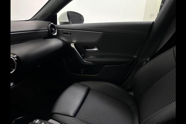 Mercedes-Benz CLA-Klasse 180 Business Solution Wide Screen | Camera | Led | Navigatie | Stoelverwarming | 18'' L.M. |