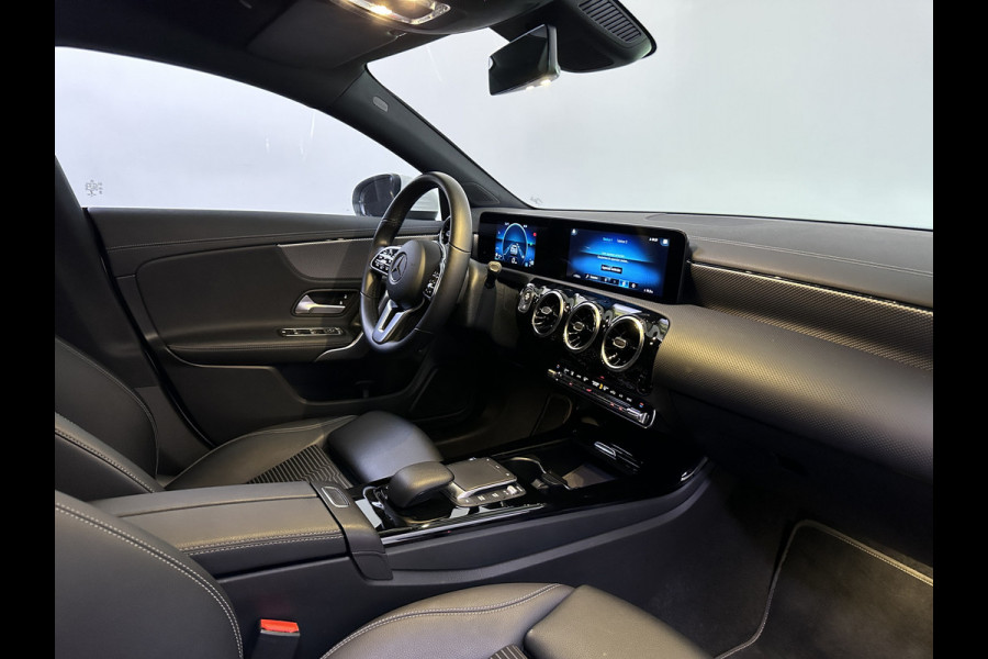 Mercedes-Benz CLA-Klasse 180 Business Solution Wide Screen | Camera | Led | Navigatie | Stoelverwarming | 18'' L.M. |