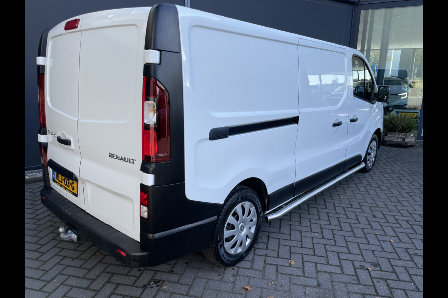 Renault Trafic 2.0 dCi 120 T29 L2H1 Airco - Cruise control - Parkeer sensoren achter - Navigatie - Radio - USB/AUX - DAB - Bluetooth - Trekhaak - Licht metalen velgen - Ramen electrisch voor - Voorstoelen verwarmbaar en verstelbaar - B-stoel IHV - 2 zitplaatsen voor - zijwand betimmering - laadvloer - zijschuifdeur rechts - tussenschot volledig