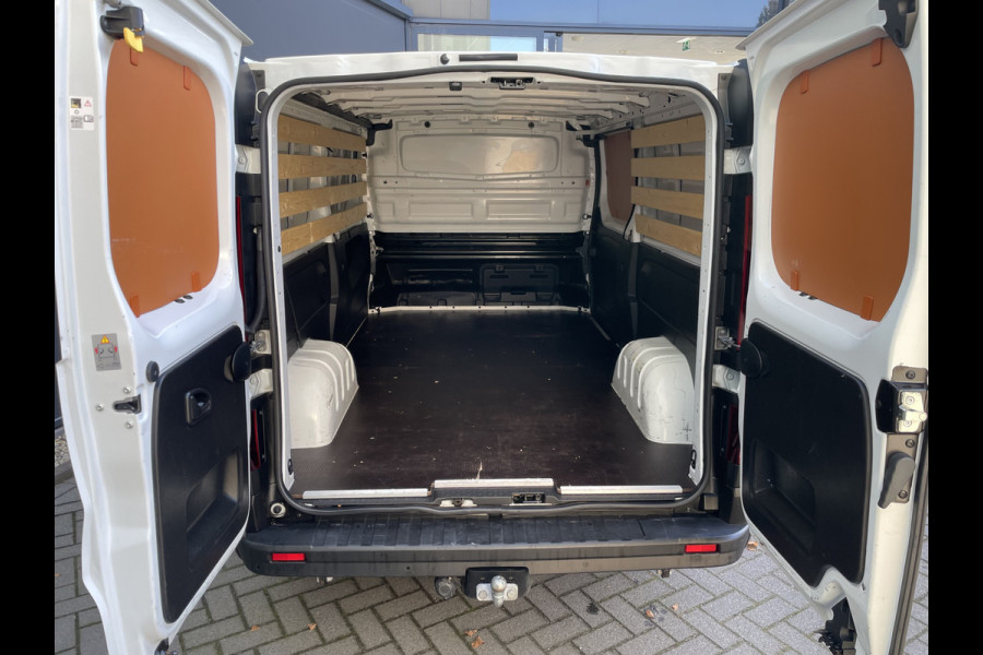 Renault Trafic 2.0 dCi 120 T29 L2H1 Airco - Cruise control - Parkeer sensoren achter - Navigatie - Radio - USB/AUX - DAB - Bluetooth - Trekhaak - Licht metalen velgen - Ramen electrisch voor - Voorstoelen verwarmbaar en verstelbaar - B-stoel IHV - 2 zitplaatsen voor - zijwand betimmering - laadvloer - zijschuifdeur rechts - tussenschot volledig