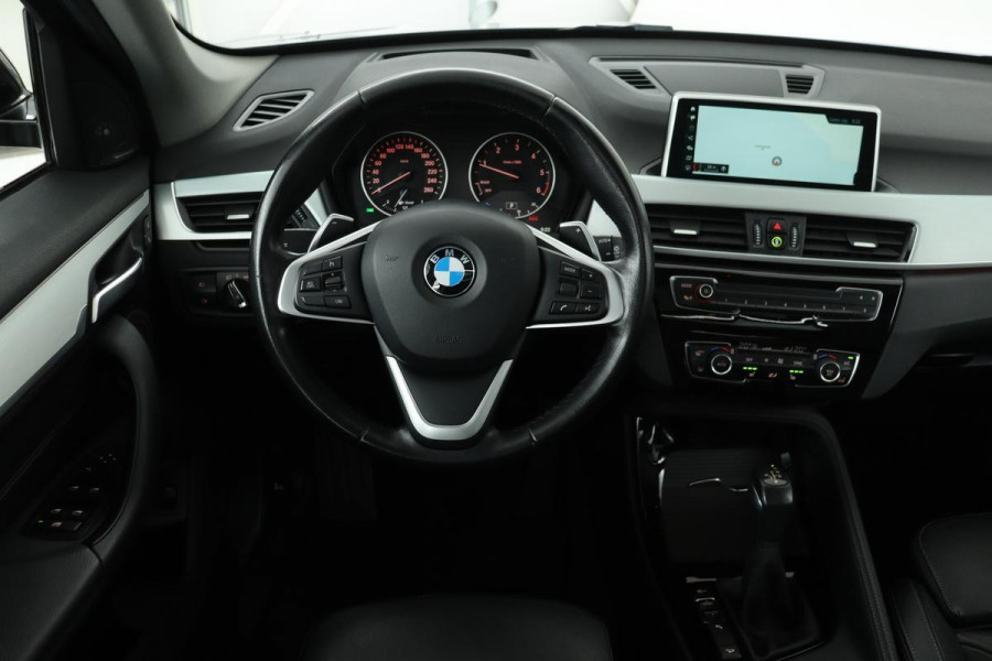 BMW X1 xDrive25d Sport Line | Panoramadak | Leder | Harman Kardon | Full LED | Head-up | Camera | Stoelverwarming | DAB+