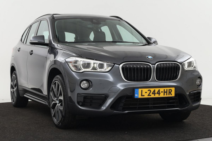 BMW X1 xDrive25d Sport Line | Panoramadak | Leder | Harman Kardon | Full LED | Head-up | Camera | Stoelverwarming | DAB+