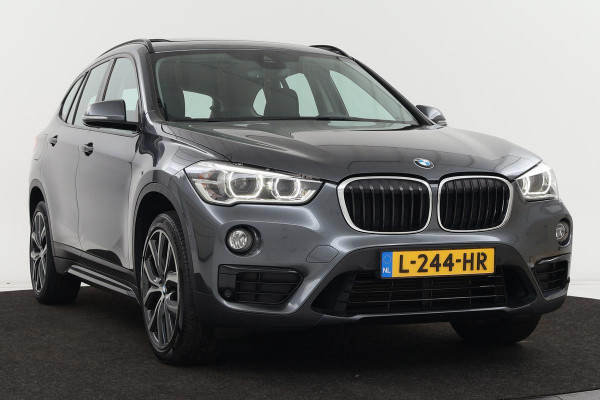 BMW X1 xDrive25d Sport Line | Panoramadak | Leder | Harman Kardon | Full LED | Head-up | Camera | Stoelverwarming | DAB+