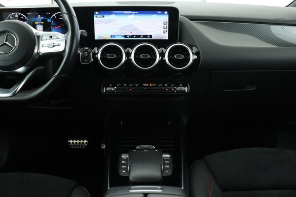 Mercedes-Benz B-Klasse 200 AMG | Carplay | Stoelverwarming | Camera | Half leder | Full LED | Park Assist | Navigatie