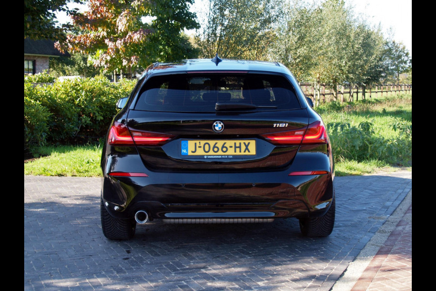 BMW 1-serie 118i Executive Edition | LED Koplampen | 18 Inch | Cruise Control | NL-Auto |