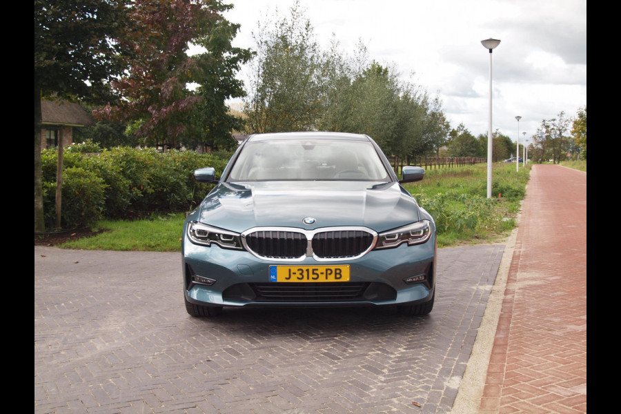 BMW 3-serie 330e eDrive Edition Plug-in Hybride | Harman Kardon | Apple Carplay | Trekhaak | Cruise Control |