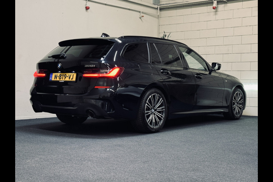 BMW 3 Serie Touring 320i M-Sport Shadowline | Panorama | Leder | Camera