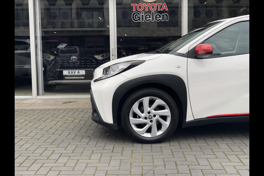 Toyota Aygo X 1.0 VVT-i First | Apple CarPlay/Android Auto, Lichtmetalen velgen, Licht + Regensensor, Parkeersensoren, Stuurbediening