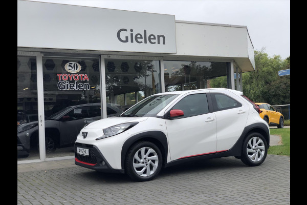 Toyota Aygo X 1.0 VVT-i First | Apple CarPlay/Android Auto, Lichtmetalen velgen, Licht + Regensensor, Parkeersensoren, Stuurbediening