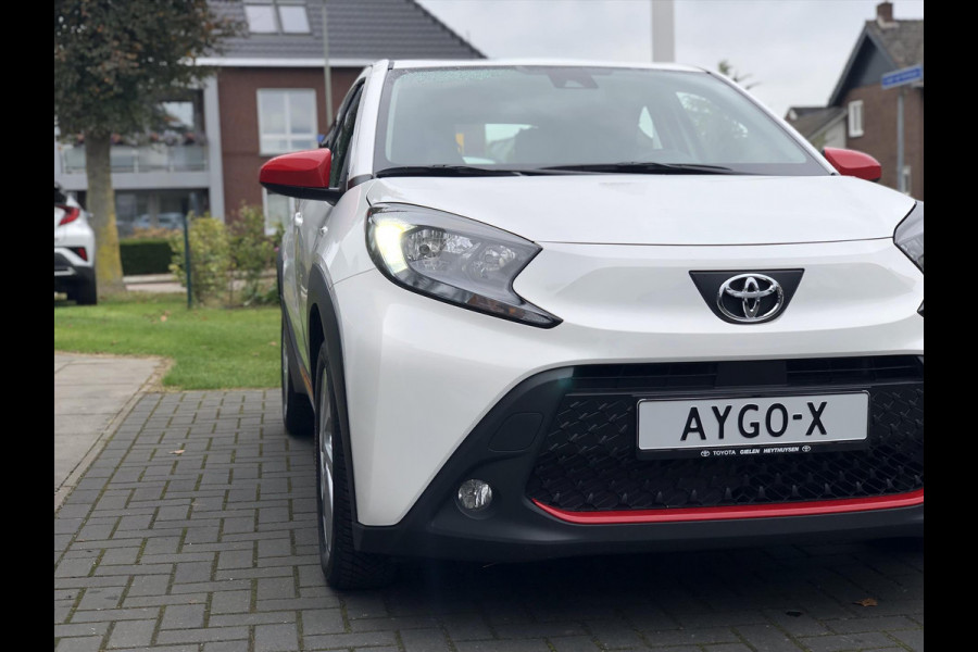 Toyota Aygo X 1.0 VVT-i First | Apple CarPlay/Android Auto, Lichtmetalen velgen, Licht + Regensensor, Parkeersensoren, Stuurbediening