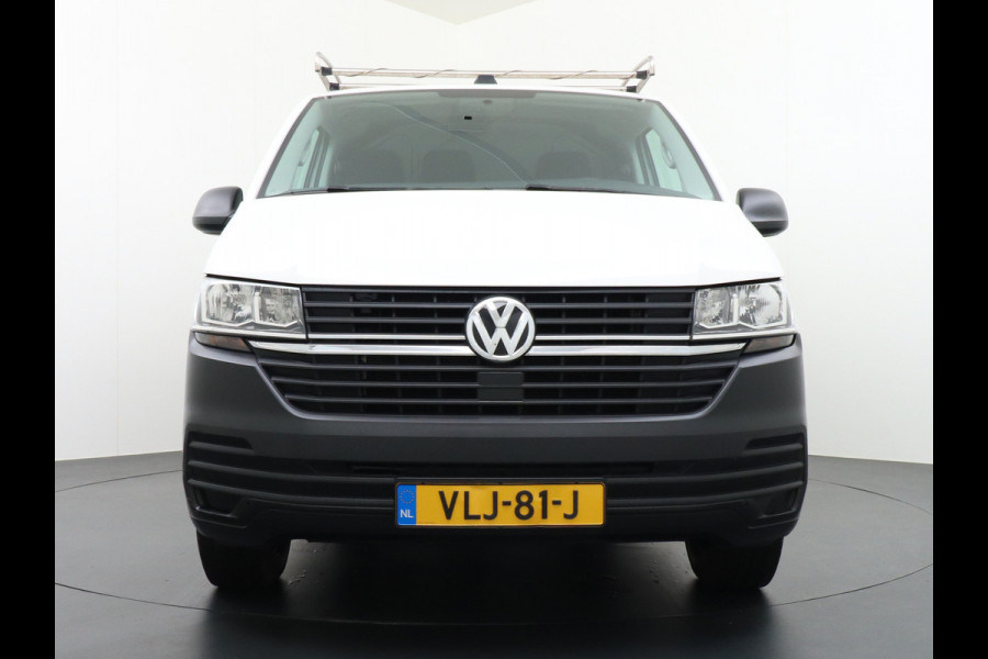 Volkswagen Transporter 2.0TDI L2H1 28 Android Auto Apple Carplay Airco Trekhaak 3-Persoons Camera Bluetooth Cruise Control Imperiaal Lat om Lat Betonplex Vloer Schuifdeur 1ste Eigenaar! Euro 6