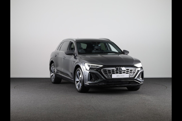 Audi Q8 e-tron S Edition 50 250kw/340pk 95Kwh SUV Elektr. aandrij VAN € 78190,-. VOOR € 69990,-.