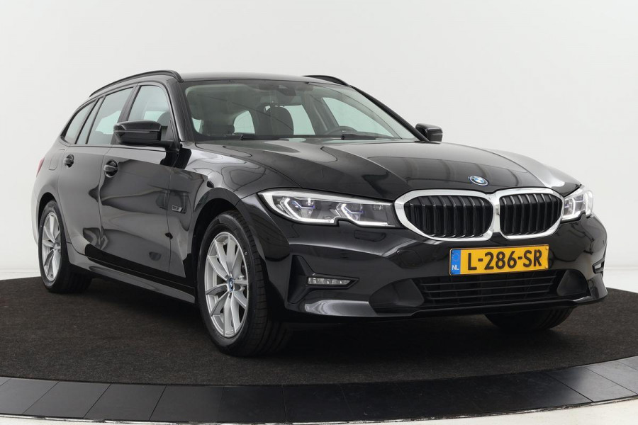 BMW 3-serie 320e Edition Plus | DAB+ | Leder | Carplay | Stoelverwarming | Laser LED | Navigatie | PDC | Bluetooth