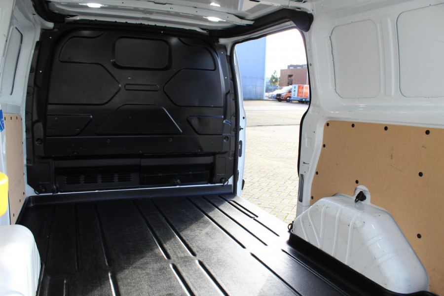 Ford Transit Custom 280 2.0-105pk TDCI L1H1 Trend. Goede, nette Ford Transit Custom ! Airco, camera, parkeersensoren v/a, trekhaak, cruise control, bijrijdersbank, imperiaal, telefoonvoorb., etc.