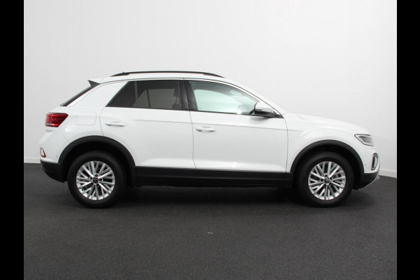 Volkswagen T-Roc 1.5 TSI 150pk DSG Life Navigatie Apple Carplay/Android Auto Adaptive Cruise Control Trekhaak Parkeersensoren Stoelverwarming Ledverlichting Getinte ramen Climate Control