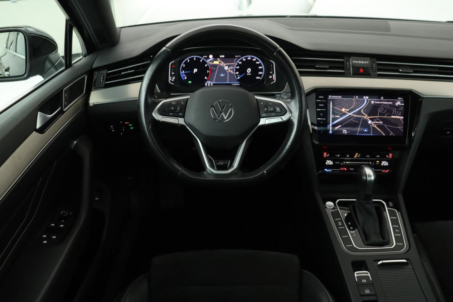 Volkswagen Passat 1.5 TSI R-Line | Panoramadak | Matrix LED | Alcantara | Camera | Stoelverwarming | Carplay | Adaptive Cruise | Keyless | Trekhaak