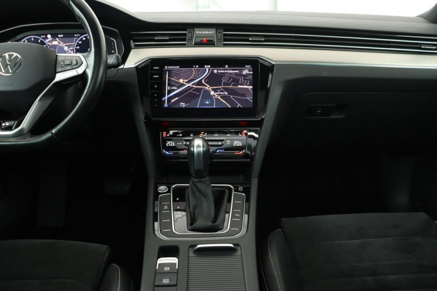 Volkswagen Passat 1.5 TSI R-Line | Panoramadak | Matrix LED | Alcantara | Camera | Stoelverwarming | Carplay | Adaptive Cruise | Keyless | Trekhaak