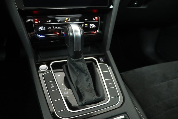 Volkswagen Passat 1.5 TSI R-Line | Panoramadak | Matrix LED | Alcantara | Camera | Stoelverwarming | Carplay | Adaptive Cruise | Keyless | Trekhaak