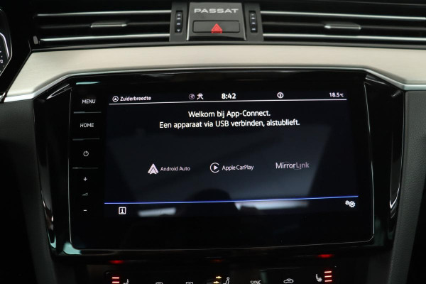 Volkswagen Passat 1.5 TSI R-Line | Panoramadak | Matrix LED | Alcantara | Camera | Stoelverwarming | Carplay | Adaptive Cruise | Keyless | Trekhaak