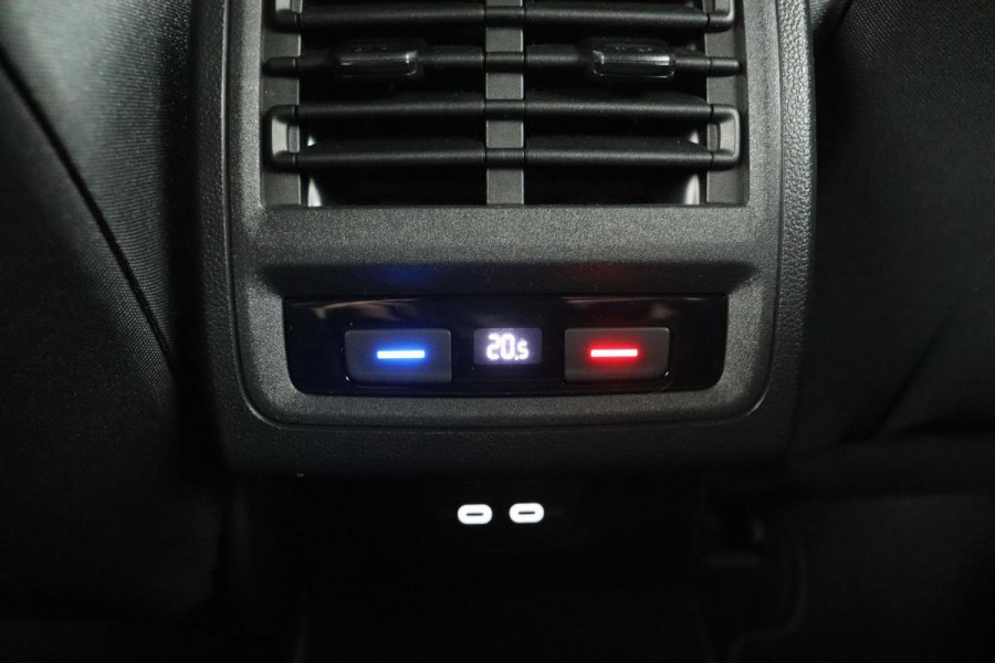 Volkswagen Golf 2.0 TSI GTI | Stoelverwarming | Camera | Carplay | Full LED | Adaptive Cruise | Navigatie | PDC | Bluetooth