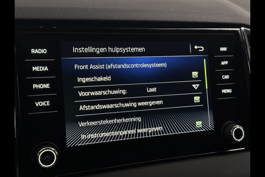 Škoda Karoq 1.5 TSI ACT | Sportline 150pk | Trekhaak af Fabriek | Navigatie | Apple Carplay | Camera | Stoelverwarming | Climate Control |