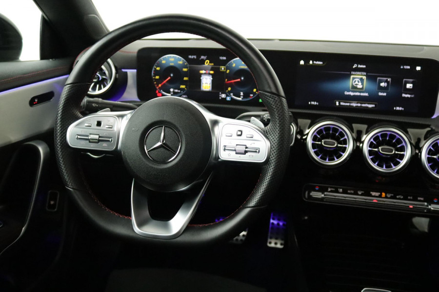 Mercedes-Benz CLA-Klasse 200 AMG Line (PANORAMADAK, SFEERVERLICHTING, HEAD-UP, ADAPTIVE CRUISE, 360 CAMERA, STOELVERWARMING)