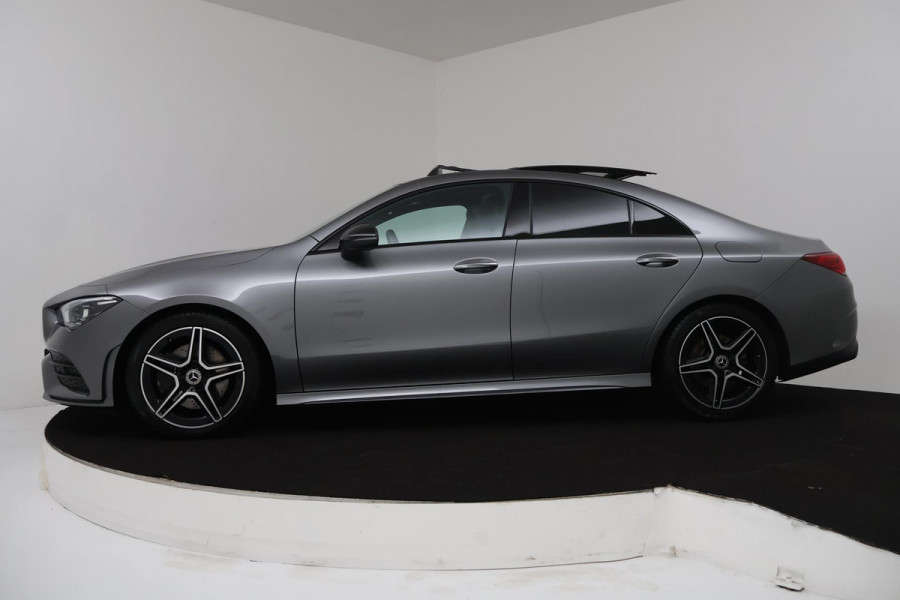 Mercedes-Benz CLA-Klasse 200 AMG Line (PANORAMADAK, SFEERVERLICHTING, HEAD-UP, ADAPTIVE CRUISE, 360 CAMERA, STOELVERWARMING)