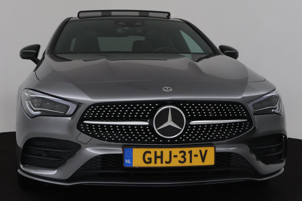 Mercedes-Benz CLA-Klasse 200 AMG Line (PANORAMADAK, SFEERVERLICHTING, HEAD-UP, ADAPTIVE CRUISE, 360 CAMERA, STOELVERWARMING)