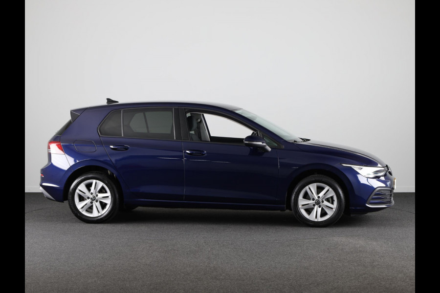 Volkswagen Golf 1.5 TSI Life 130 pk | Navigatie via App | Parkeersensoren | Achteruitrijcamera | Adaptieve cruise control | Autom. airco |